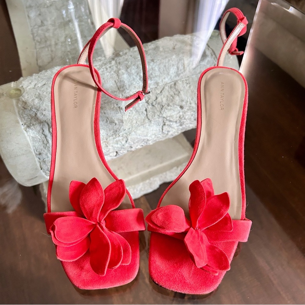 Ann Taylor Red Orange Flower Emblem Kitten Heels US 8